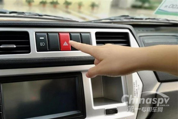 雨天行車中，雙閃和霧燈誰(shuí)更有效？