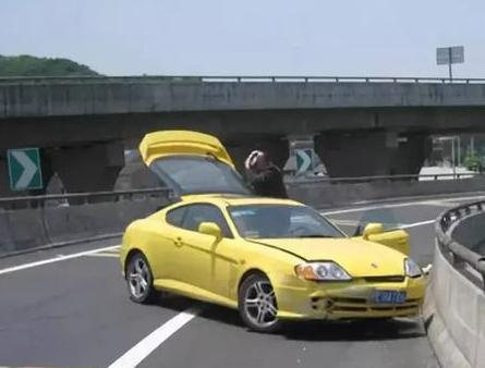 汽車下坡時(shí)，踩了剎車沒反應(yīng)？老司機(jī)教你3招，關(guān)鍵時(shí)刻能保命！