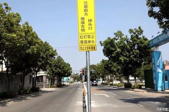 遇到路口更要慢速行駛,注意信號(hào)燈的同時(shí)，不要忘記觀察，路邊的道路標(biāo)志